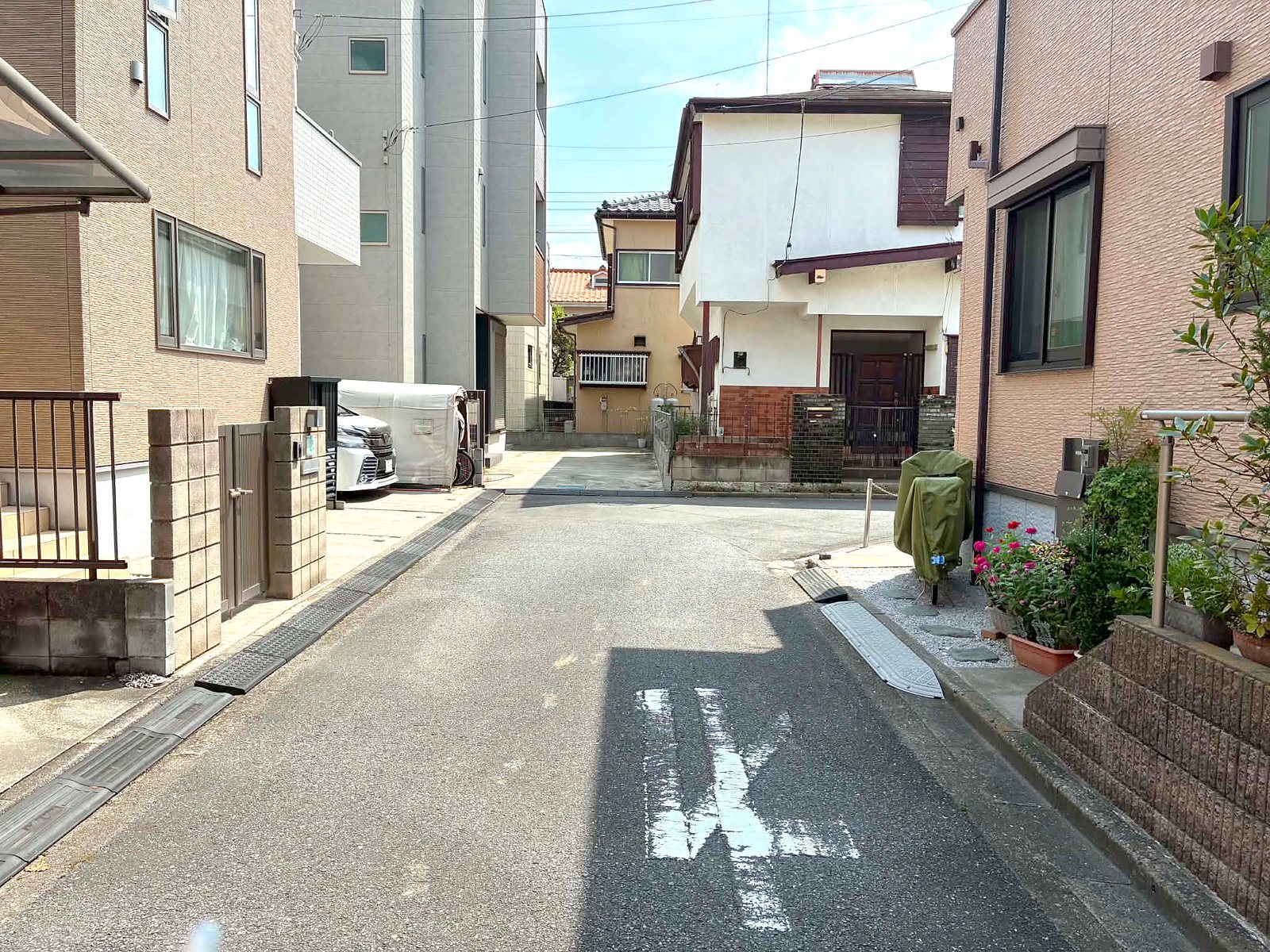 前面道路（物件は正面奥）